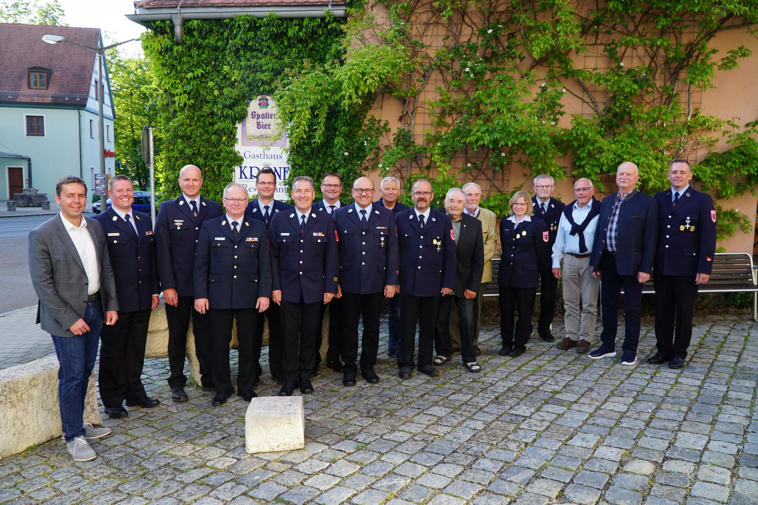 Bürgermeister Ben Schwarz mit der Vereinsführung, den Führungskräften der Feuerwehr und den geehrten Mitgliedern