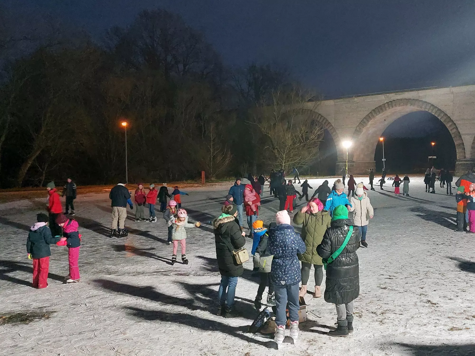 Eislaufen bei Nacht